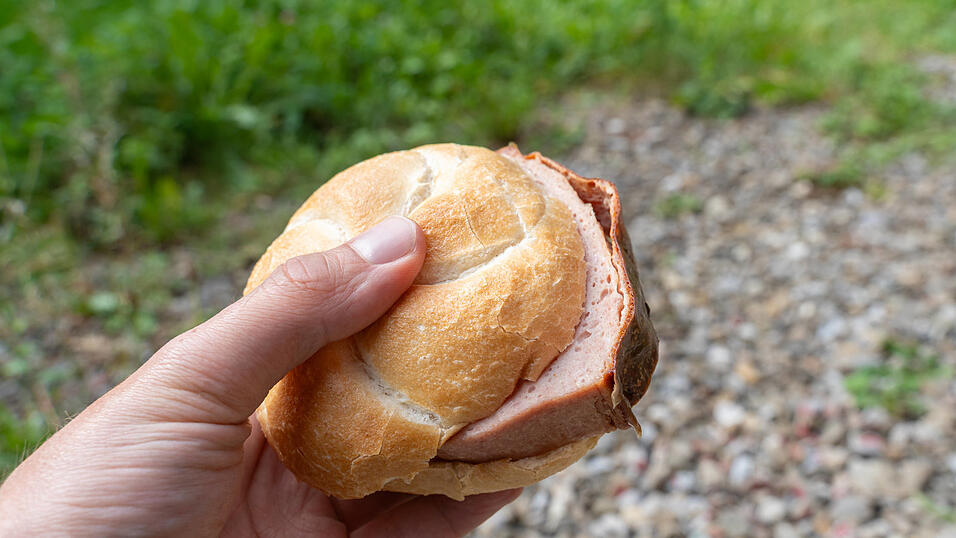 Selbst der Diebstahl einer Leberk&auml;ssemmel kann vor Gericht schwere Folgen haben, wie eine vorbestrafte Angeklagte erkennen musste.