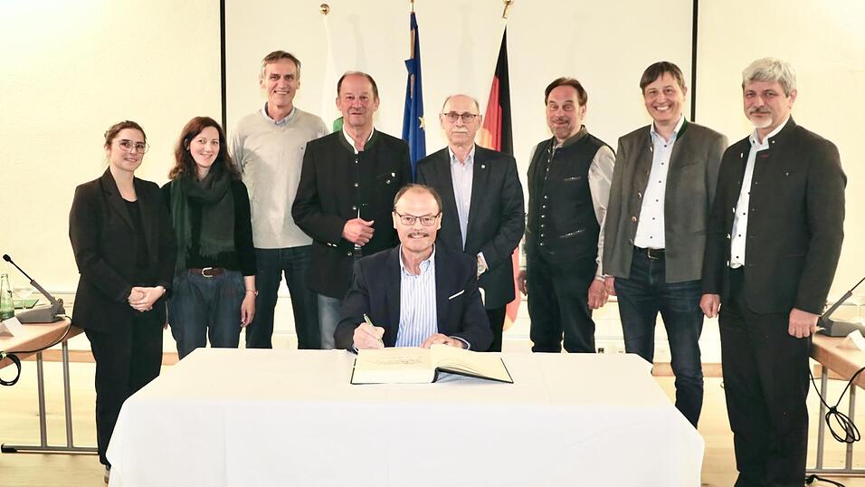 Eintrag ins Goldene Buch der Stadt: Die scheidenden Stadtr&auml;te Jennifer Dietl, Bernadette Gruber, Toni Schmidt, Gerhard Breu, Michael M&uuml;hlbauer, Franz Former, Heinz Winklm&uuml;ller und Karl Macharowsky zusammen mit B&uuml;rgermeister Bauer (von links).