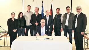 Eintrag ins Goldene Buch der Stadt: Die scheidenden Stadtr&auml;te Jennifer Dietl, Bernadette Gruber, Toni Schmidt, Gerhard Breu, Michael M&uuml;hlbauer, Franz Former, Heinz Winklm&uuml;ller und Karl Macharowsky zusammen mit B&uuml;rgermeister Bauer (von links).