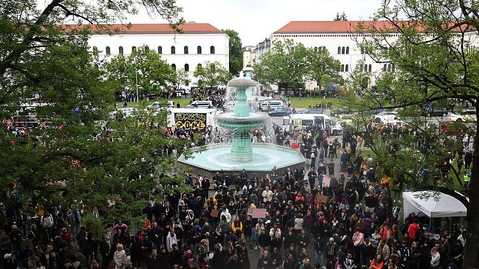 Mehrere Tausend Teilnehmerinnen und Teilnehmer versammelten sich vor der Münchner Ludwig-Maximilians-Universität. Mehrere Tausend Teilnehmerinnen und Teilnehmer versammelten sich vor der Münchner Ludwig-Maximilians-Universität.