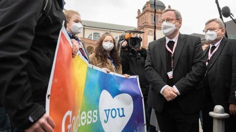 Der Vorsitzende der Deutschen Bischofskonferenz Georg Bätzing spricht vor der Synodalversammlung in Frankfurt mit Demonstranten, die eine vielfältigere Kirche fordern. Der Vorsitzende der Deutschen Bischofskonferenz Georg Bätzing spricht vor der Synodalversammlung in Frankfurt mit Demonstranten, die eine vielfältigere Kirche fordern.