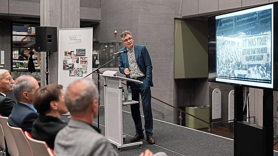Der Historiker Axel Doßmann hielt einen Einleitungsvortrag mit dem Titel 'befragen, bezeugen, zuhören - ohne Happy End'. Der Historiker Axel Doßmann hielt einen Einleitungsvortrag mit dem Titel 'befragen, bezeugen, zuhören - ohne Happy End'.