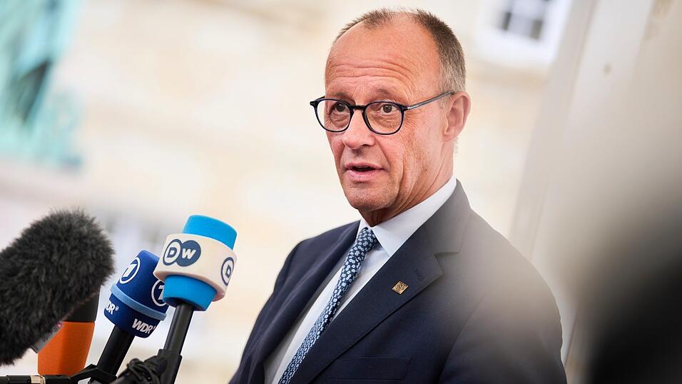 Man werde über die Wettbewerbsfähigkeit der europäischen Industrie sprechen und „über das hohe, zu hohe Maß der Regulierung“, sagte Merz beim Gipfel in Kopenhagen. Man werde über die Wettbewerbsfähigkeit der europäischen Industrie sprechen und „über das hohe, zu hohe Maß der Regulierung“, sagte Merz beim Gipfel in Kopenhagen.