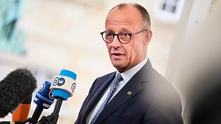 Man werde über die Wettbewerbsfähigkeit der europäischen Industrie sprechen und „über das hohe, zu hohe Maß der Regulierung“, sagte Merz beim Gipfel in Kopenhagen.