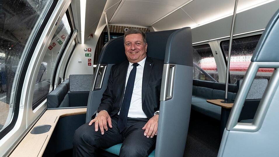 Bayerns Verkehrsminister Christian Bernreiter hat in Japan unter anderem Gelegenheit, einen Blick in die Zukunft des Schienenverkehrs zu werfen - hier sitzt er in einem „Ideenzug“ der Deutschen Bahn. Bayerns Verkehrsminister Christian Bernreiter hat in Japan unter anderem Gelegenheit, einen Blick in die Zukunft des Schienenverkehrs zu werfen - hier sitzt er in einem „Ideenzug“ der Deutschen Bahn.