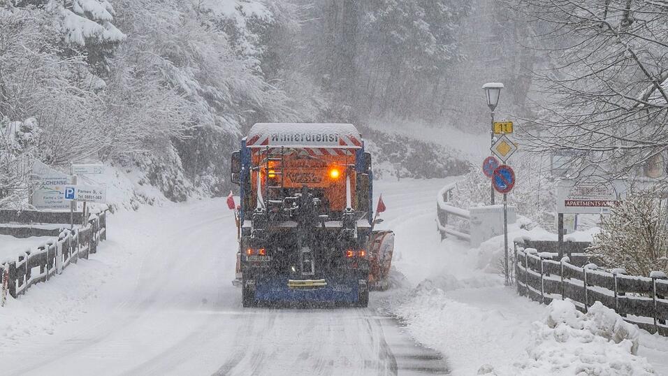Die Winterdienste mussten wieder die Stra&szlig;en r&auml;umen.