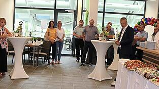 Bei einem Sektempfang in geselliger Runde wurde das Jubiläum gefeiert; das Buffet hatte das Pächterehepaar des Bistros vorbereitet.