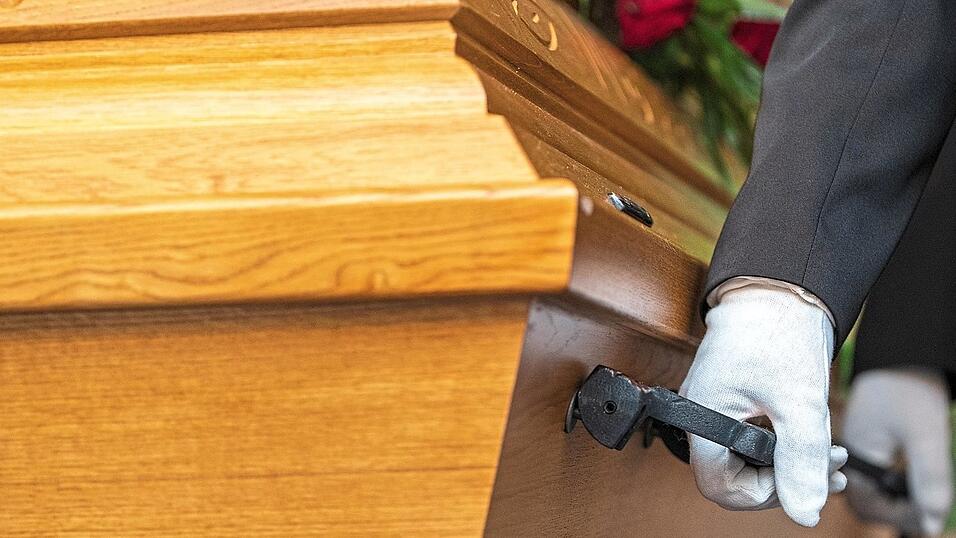 Der Beruf des Bestatters ist In Wirklichkeit sehr komplex und verlangt von denen, die ihn ausüben, einiges. Der Beruf des Bestatters ist In Wirklichkeit sehr komplex und verlangt von denen, die ihn ausüben, einiges.