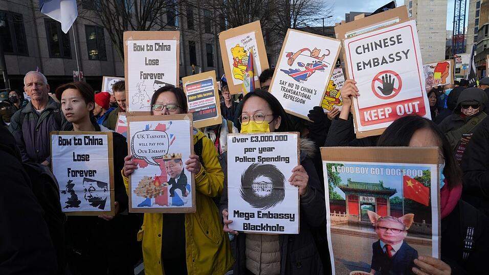 Vertreter der Inter-Parliamentary Alliance on China demonstrieren zusammen mit anderen Gruppen vor dem Royal Mint Court in London, dem Standort der geplanten neuen chinesischen Botschaft.