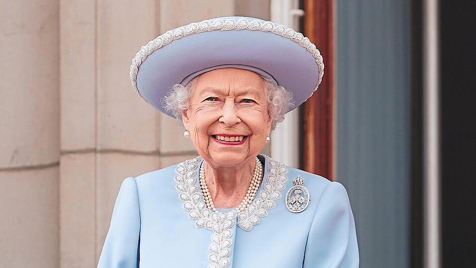 K&ouml;nigin Elizabeth II. beobachtet vom Balkon des Buckingham Palace aus die Geburtstagsparade 'Trooping the Colour' am ersten von vier Tagen der Feierlichkeiten zum Platinjubil&auml;um der Queen.