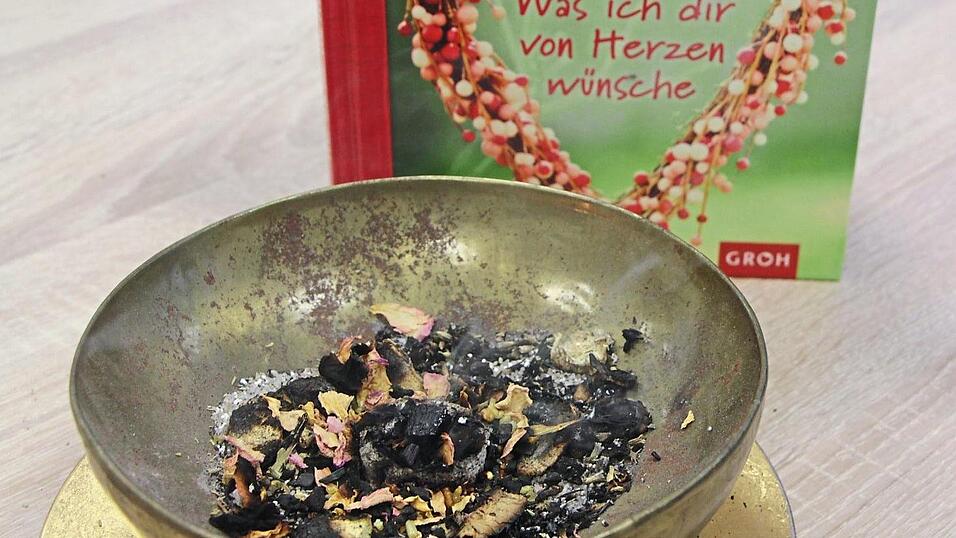 Jeder kann einen anderen Menschen segnen, findet Erika Stelzl. Was sollten gute Wünsche auch sonst sein? Bei Personenräucherungen spricht sie ihren Kursteilnehmerinnen beispielsweise Mut, Kraft oder Ruhe zu. Jeder kann einen anderen Menschen segnen, findet Erika Stelzl. Was sollten gute Wünsche auch sonst sein? Bei Personenräucherungen spricht sie ihren Kursteilnehmerinnen beispielsweise Mut, Kraft oder Ruhe zu.