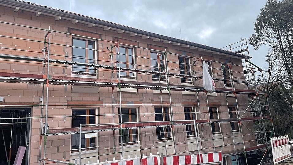 Der Marktgemeinderat wurde &uuml;ber verschiedene Bauma&szlig;nahmen informiert. Beim Umbau des alten Rathauses in eine Krankenpflegeschule wurde inzwischen die W&auml;rmed&auml;mmziegelfassade angebracht.