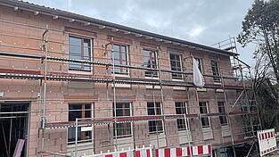 Der Marktgemeinderat wurde &uuml;ber verschiedene Bauma&szlig;nahmen informiert. Beim Umbau des alten Rathauses in eine Krankenpflegeschule wurde inzwischen die W&auml;rmed&auml;mmziegelfassade angebracht.