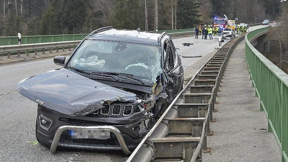 Bei einem Unfall auf der Staatsstraße 2622 in Hutthurm starb eine 59-jährige Frau, ein 55-Jähriger wurde schwer verletzt. Bei einem Unfall auf der Staatsstraße 2622 in Hutthurm starb eine 59-jährige Frau, ein 55-Jähriger wurde schwer verletzt.