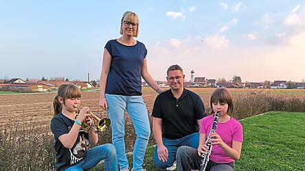 Antonia, Mama Nathalie, Papa Michael und Valentina (von links): Bei Familie Kn&ouml;dl geben alle den Ton an.
