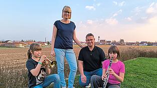Antonia, Mama Nathalie, Papa Michael und Valentina (von links): Bei Familie Kn&ouml;dl geben alle den Ton an.
