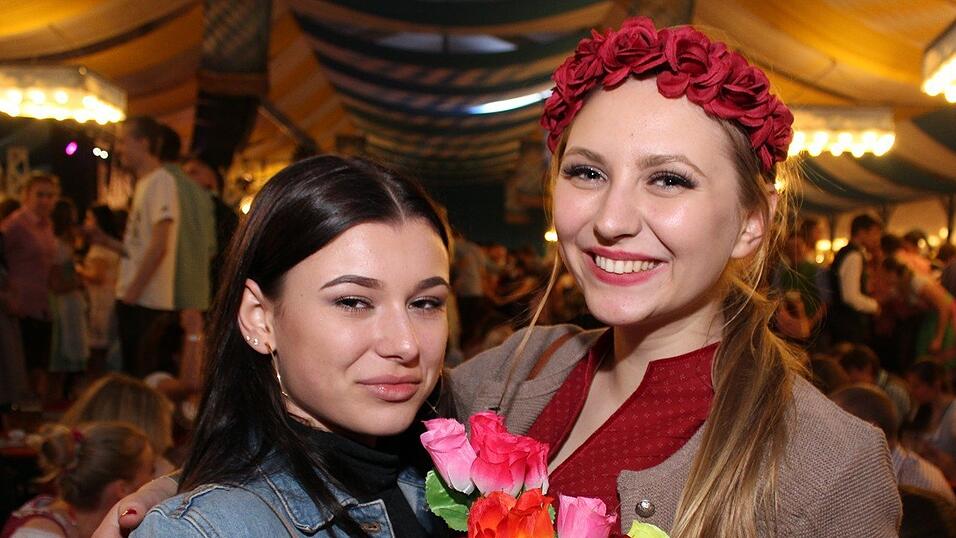 Die Fr&uuml;hjahrsdult 2017 in Landshut neigt sich dem Ende entgegen. Grund genug, noch einmal richtig in den Bierzelten zu feiern - abgerundet vom traditionellen Feuerwerk.