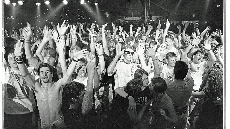 Die Beach-Party lockte von Anfang an viele Besucher an. Die Beach-Party lockte von Anfang an viele Besucher an.