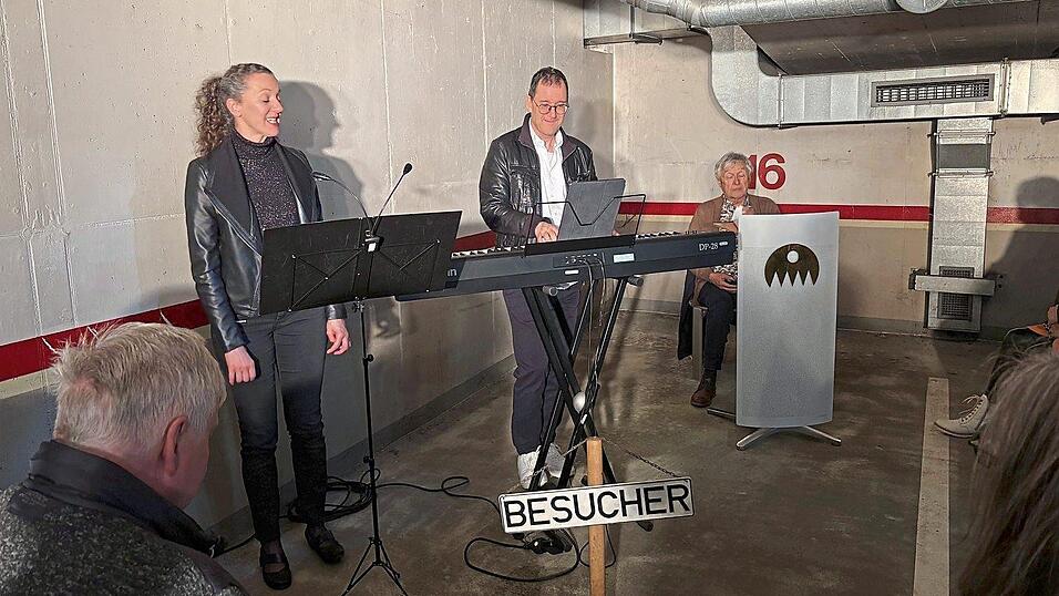 Gibt&rsquo;s Literatur zum Thema Tiefgarage? Aber ja doch. Das stellte Ernst Walk (rechts) - hier neben Lisa Montag und Andreas Ernst in der Tiefgarage des Chamer Rathauses - unter Beweis.