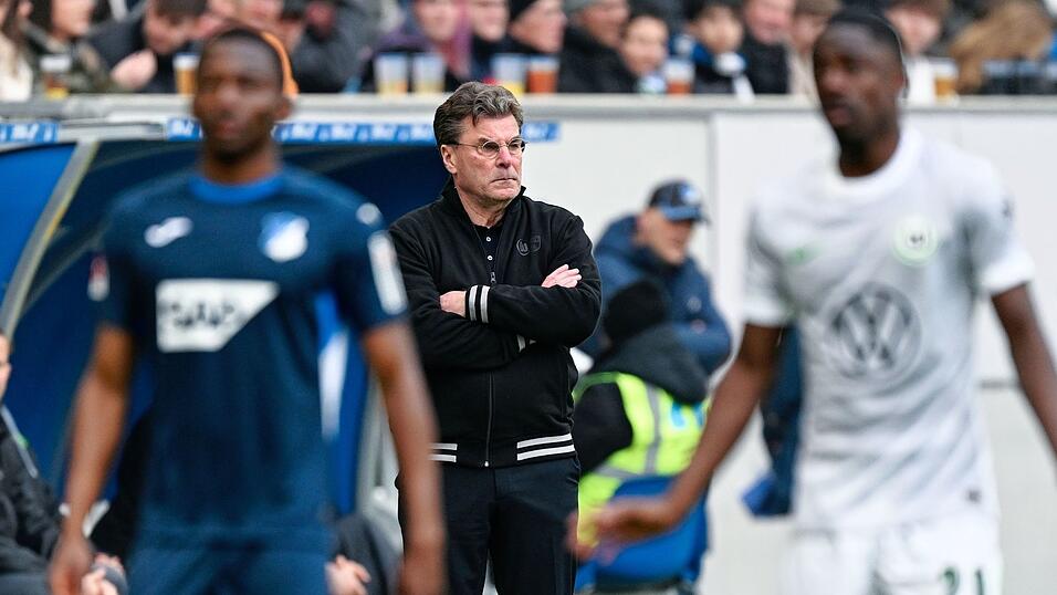 Dieter Hecking (M) bei seinem Comeback als Bundesliga-Trainer.