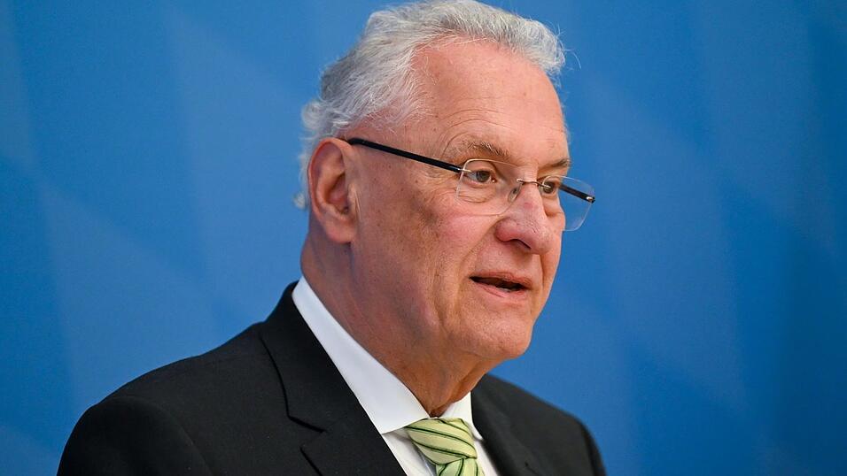 Bayerns Innenminister Joachim Herrmann (CSU) ist aktuell Sprecher der sogenannten B-Länder. (Archivbild) Bayerns Innenminister Joachim Herrmann (CSU) ist aktuell Sprecher der sogenannten B-Länder. (Archivbild)