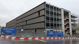 So sieht das Parkhaus am Unteren Wöhrd zum Richtfest aus. Bis zur Eröffnung soll sich noch einiges tun. So sieht das Parkhaus am Unteren Wöhrd zum Richtfest aus. Bis zur Eröffnung soll sich noch einiges tun.