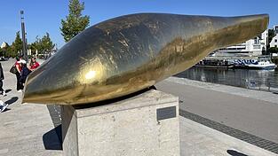 Die Fassade spiegelt sich auf der Goldschicht. Der Metallwaller bekam einen neuen Überzug.