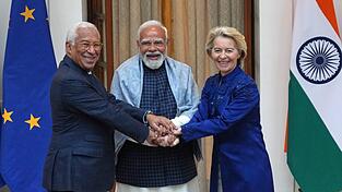 Der indische Ministerpräsident Narendra Modi (M.) begrüßt den Präsidenten des Europäischen Rates Antonio Costa (l) und die Präsidentin der Europäischen Kommission Ursula von der Leyen. Der indische Ministerpräsident Narendra Modi (M.) begrüßt den Präsidenten des Europäischen Rates Antonio Costa (l) und die Präsidentin der Europäischen Kommission Ursula von der Leyen.