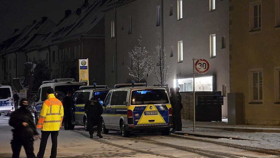 Die Polizei sperrte den Einsatzort ab. Die Polizei sperrte den Einsatzort ab.