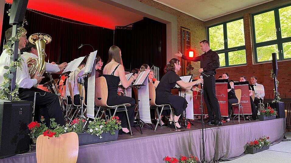 Georg Kulzer stand beim Fr&uuml;hjahrskonzert der Stadtkapelle nicht nur am Dirigentenpult, sondern &uuml;bernahm auch Gesangsteile.