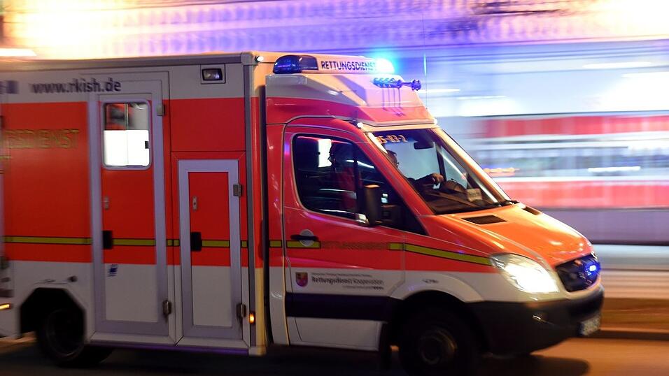 Die vier Verletzten wurden in die umliegenden Krankenhäuser gebracht. (Symbolbild) Die vier Verletzten wurden in die umliegenden Krankenhäuser gebracht. (Symbolbild)