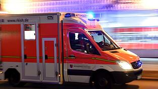 Die vier Verletzten wurden in die umliegenden Krankenhäuser gebracht. (Symbolbild)