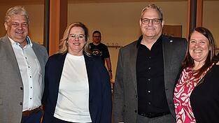 Das sind die beiden Bewerber bei der Stichwahl mit ihren Ehefrauen: Martin Georg Fischer (rechts) und Andreas Kletzmeier.