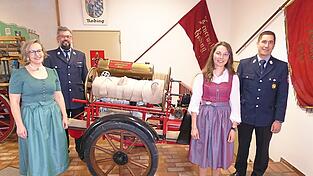 Fahnenmutter Marie-Luise Skinner (links) und Fahnenbraut Franziska Fritsch zusammen mit den beiden Festleitern Lorenz Bauer (links) und Thomas Schmaderer neben der ersten Wetterfelder Motorspritze aus dem Jahr 1930, die beim Tag der offenen T&uuml;r begutachtet werden kann.