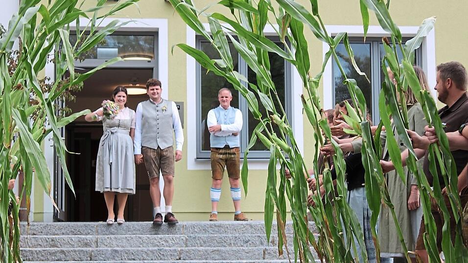 Das Brautpaar Florian und Christine Hornauer neben Bürgermeister Christian Raab am Ausgang des Bürgersaals in Rettenbach, umgeben von einem Spalier aus Mais. Das Brautpaar Florian und Christine Hornauer neben Bürgermeister Christian Raab am Ausgang des Bürgersaals in Rettenbach, umgeben von einem Spalier aus Mais.