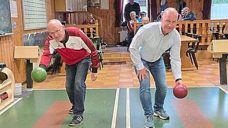 Schirmherr und B&uuml;rgermeister Thomas Etschmann (r.) hat mit Spartenleiter Konrad Schweizer die 41. Kegelstadtmeisterschaft er&ouml;ffnet.