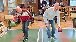 Schirmherr und Bürgermeister Thomas Etschmann (r.) hat mit Spartenleiter Konrad Schweizer die 41. Kegelstadtmeisterschaft eröffnet. Schirmherr und Bürgermeister Thomas Etschmann (r.) hat mit Spartenleiter Konrad Schweizer die 41. Kegelstadtmeisterschaft eröffnet.