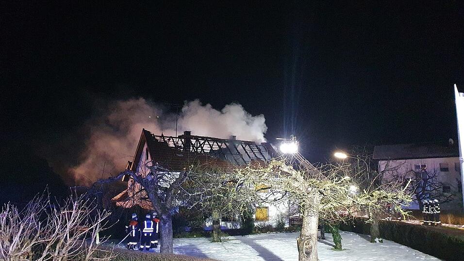 Im Laberweintinger Ortsteil Untergraßlfing ist es in der Nacht zu einem Brand gekommen. Im Laberweintinger Ortsteil Untergraßlfing ist es in der Nacht zu einem Brand gekommen.