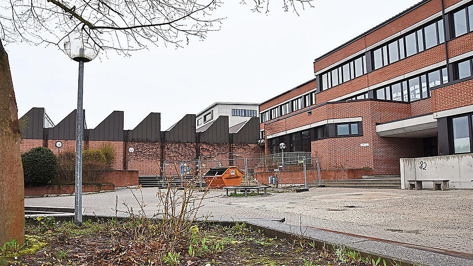 Auch wennn noch ein Container vor dem Eingang steht: Die Generalsanierung der Hallertauer Mittelschule Mainburg ist grundlegend abgeschlossen. Jetzt geht es dann mit der links angedockten Turnhalle weiter. Auch wennn noch ein Container vor dem Eingang steht: Die Generalsanierung der Hallertauer Mittelschule Mainburg ist grundlegend abgeschlossen. Jetzt geht es dann mit der links angedockten Turnhalle weiter.