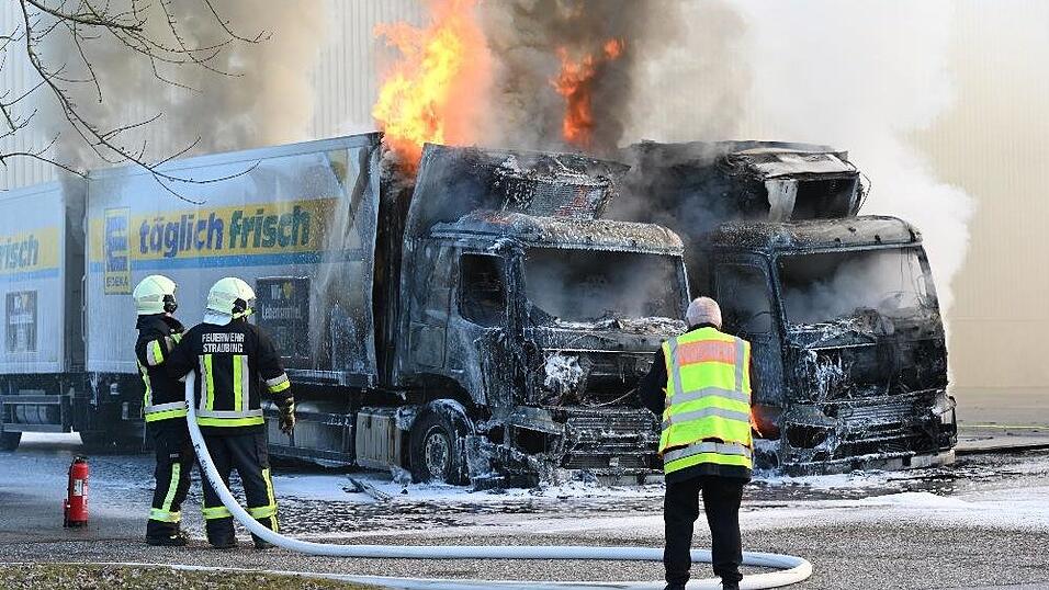 Auf dem Geläne des Logistikzentrums Edeka stehen zwei Lastwagen im Vollbrand. Auf dem Geläne des Logistikzentrums Edeka stehen zwei Lastwagen im Vollbrand.