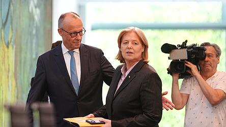 Bundeskanzler Friedrich Merz (CDU) und Arbeitsministerin B&auml;rbel Bas (SPD) wollen in Sachen Rente N&auml;gel mit K&ouml;pfen machen. Sie gaben dem Konzept der Rentenkommission R&uuml;ckendeckung.
