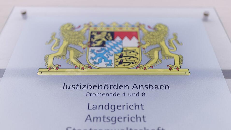 Die Staatsanwaltschaft Ansbach hat nach den Schüssen auf ein Spezialeinsatzkommando der Polizei Anklage erhoben (Symbolbild). Die Staatsanwaltschaft Ansbach hat nach den Schüssen auf ein Spezialeinsatzkommando der Polizei Anklage erhoben (Symbolbild).