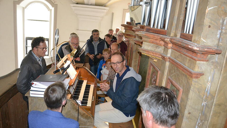 Der Organist Manfred Faltermeier gab bei seinem Vortrag einige Beispiele für die Klangfülle der Orgel. Der Organist Manfred Faltermeier gab bei seinem Vortrag einige Beispiele für die Klangfülle der Orgel.