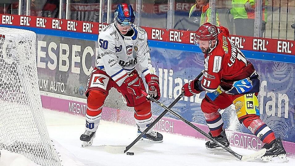 Im torlosen ersten Drittel verbuchte der DSC einige Chancen, hier setzte sich Kapitän Curtis Leinweber (im roten Trikot) hinter dem Gästetor gegen Selbs Lenny Elwing durch. Im torlosen ersten Drittel verbuchte der DSC einige Chancen, hier setzte sich Kapitän Curtis Leinweber (im roten Trikot) hinter dem Gästetor gegen Selbs Lenny Elwing durch.