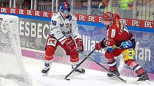 Im torlosen ersten Drittel verbuchte der DSC einige Chancen, hier setzte sich Kapit&auml;n Curtis Leinweber (im roten Trikot) hinter dem G&auml;stetor gegen Selbs Lenny Elwing durch.