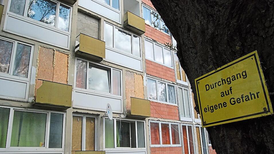 Die 'Drachenburg' an der Luitpoldstraße 32. Zuletzt wohnten rund 200 Mieter in dem maroden Wohnblock. Die 'Drachenburg' an der Luitpoldstraße 32. Zuletzt wohnten rund 200 Mieter in dem maroden Wohnblock.