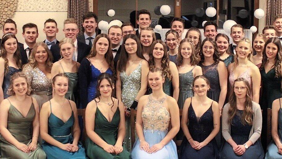 In feinem Gewand pr&auml;sentierte sich die Landjugend beim ersten Holzlandball.