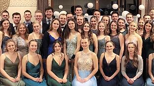 In feinem Gewand pr&auml;sentierte sich die Landjugend beim ersten Holzlandball.