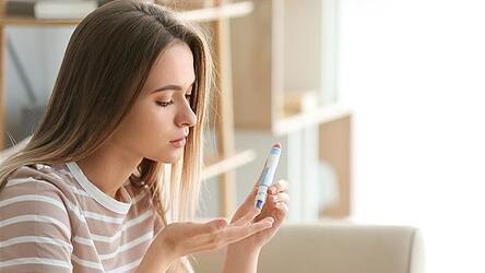 Menschen mit Diabetes Typ 1 m&uuml;ssen oft ihren Blutzucker checken.