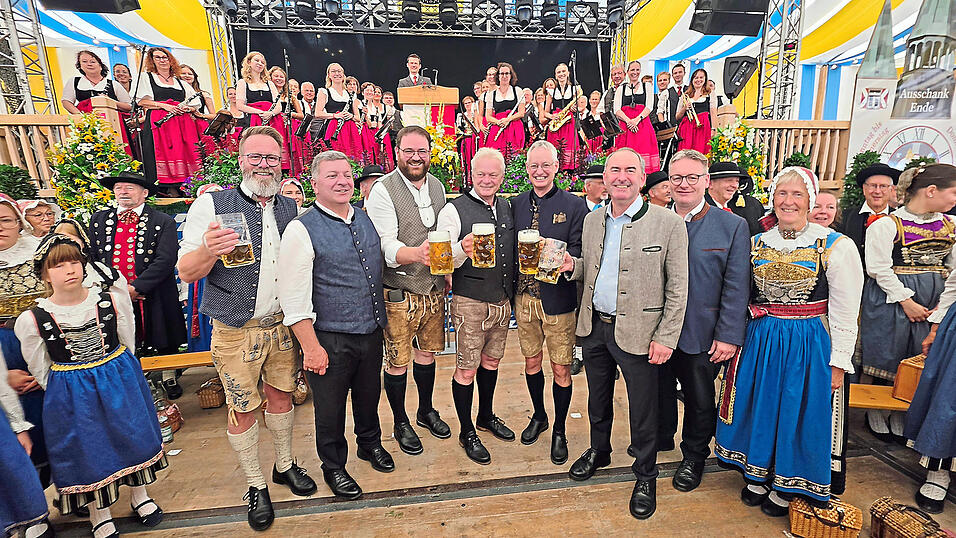 Schleswig-Holsteins Wirtschaftsminister Claus Ruhe Madsen (v.l.), Bauminister Christian Bernreiter, Landrat Tobias Beck, Festredner Bundeslandwirtschaftsminister Alois Rainer, OB Markus Pannermayr, Wirtschaftsminister Hubert Aiwanger, MdL Josef Zellmeier mit Trachtlern und der Stadtkapelle.